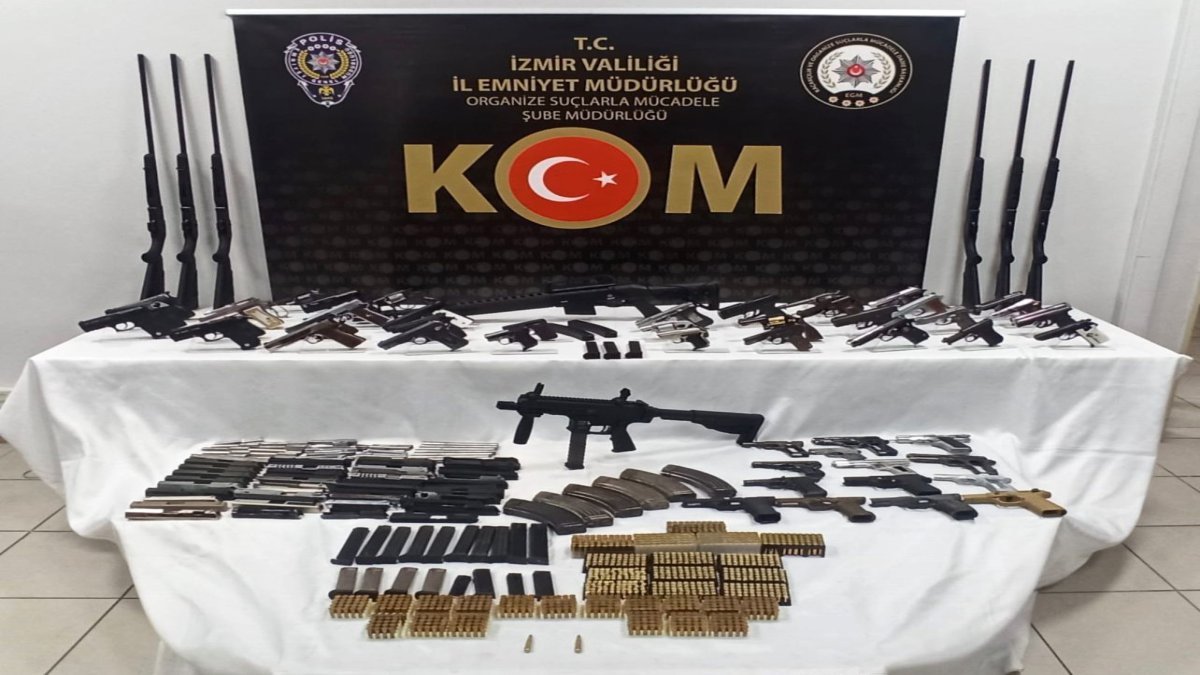 İzmir'de yasa dışı silah ticareti yapan çete çökertildi