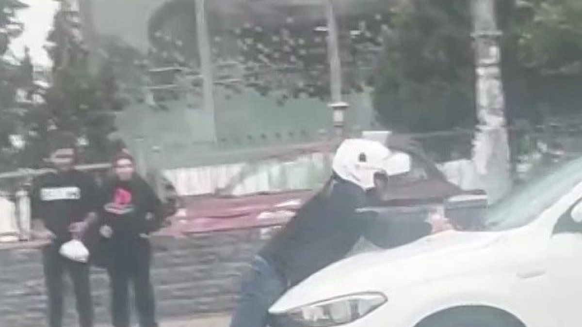 Çekmeköy’de ilginç tartışma: Tartıştığı sürücü gitmesin diye otomobilin üstüne yattı