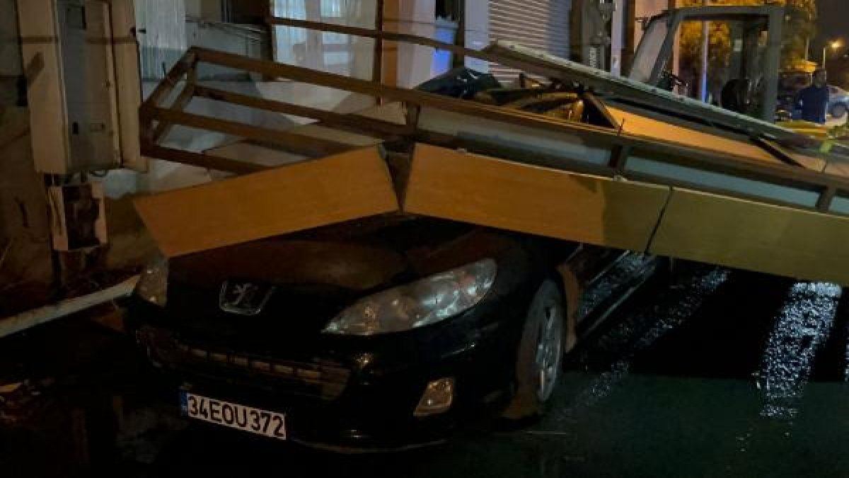 Ataşehir'de rüzgar fabrikanın dış cephesini otomobilin üzerine attı