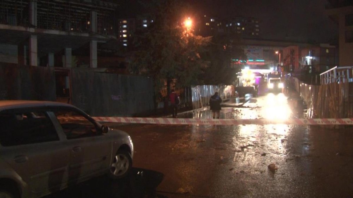 Çekmeköy'de sağanak nedeniyle 2 araç mahsur kaldı