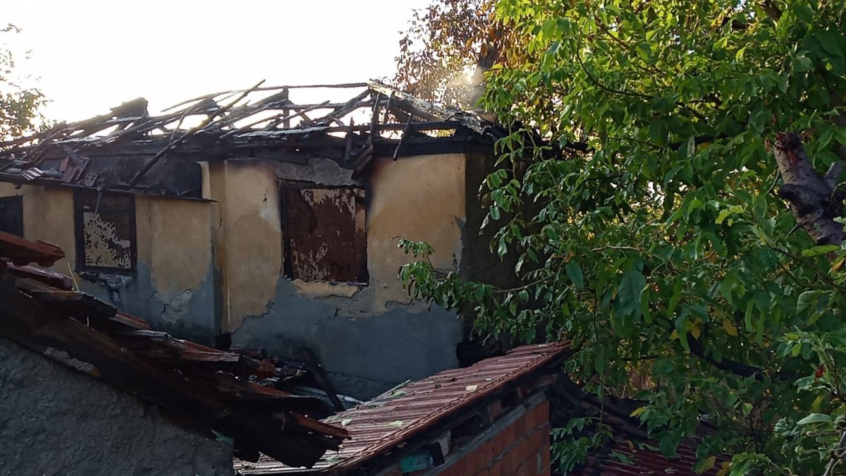 Bozüyük’te çıkan yangında 2 katlı müstakil ev alev alev yandı