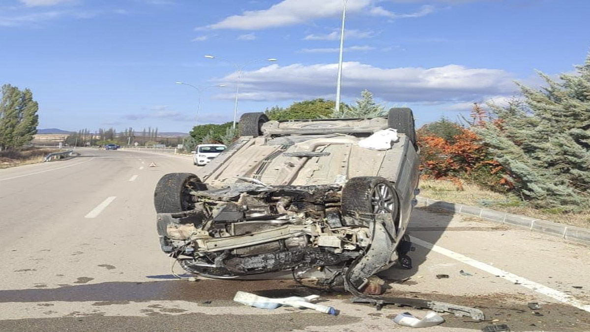 Refüje çarpıp takla atan otomobilde 1 kişi yaralandı