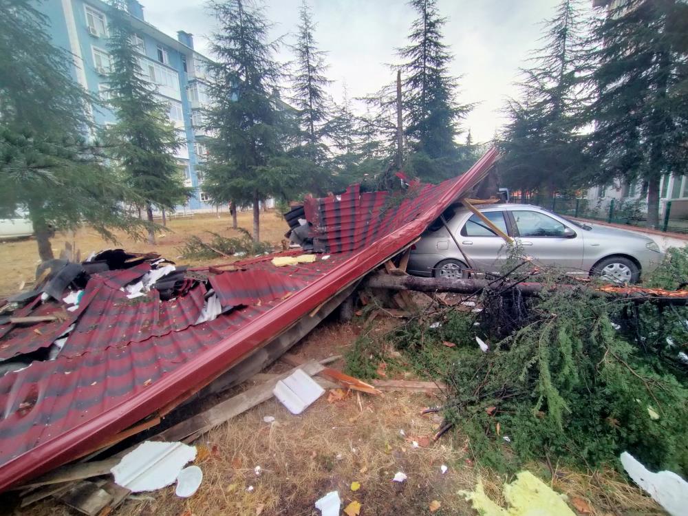 Şiddetli fırtına sonucu çatılar arabanın üzerine uçtu