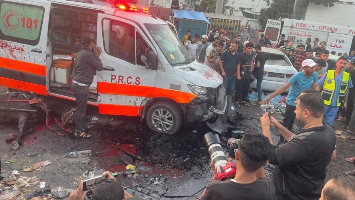 Saldırıya uğrayan ambulanslar, Refah Kapısı’na hasta taşıyordu