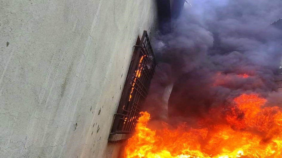 15 katlı binanın 11. katında başlayan yangın saniye saniye görüntülendi