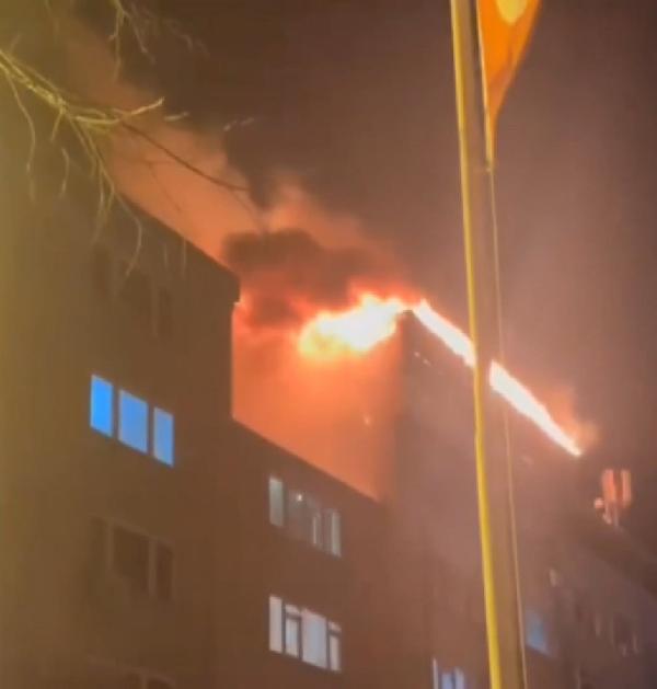 7 katlı binanın çatı katında yangın çıktı
