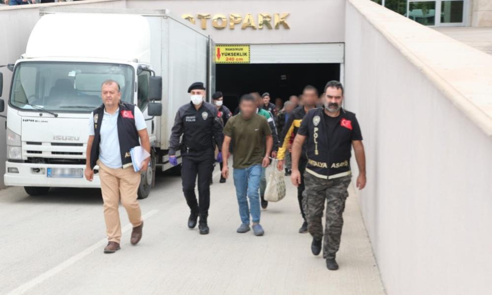 Antalya'da çeşitli suçlardan aranan 57 şüpheli yakalandı