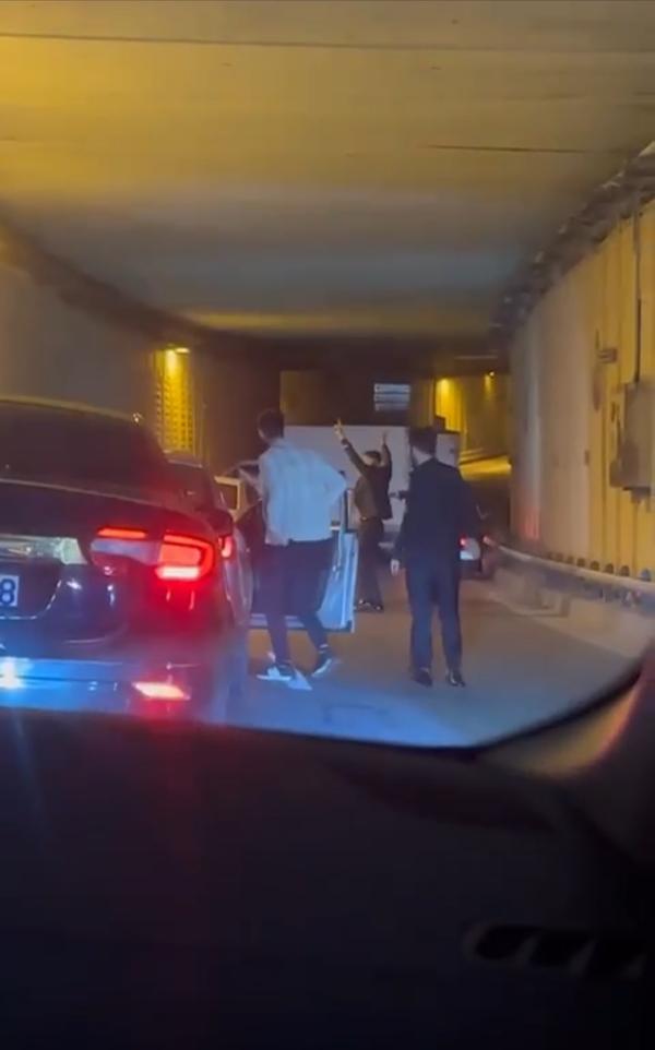 Ümraniye'de yolu kapatıp eğlenen sürücülere ceza