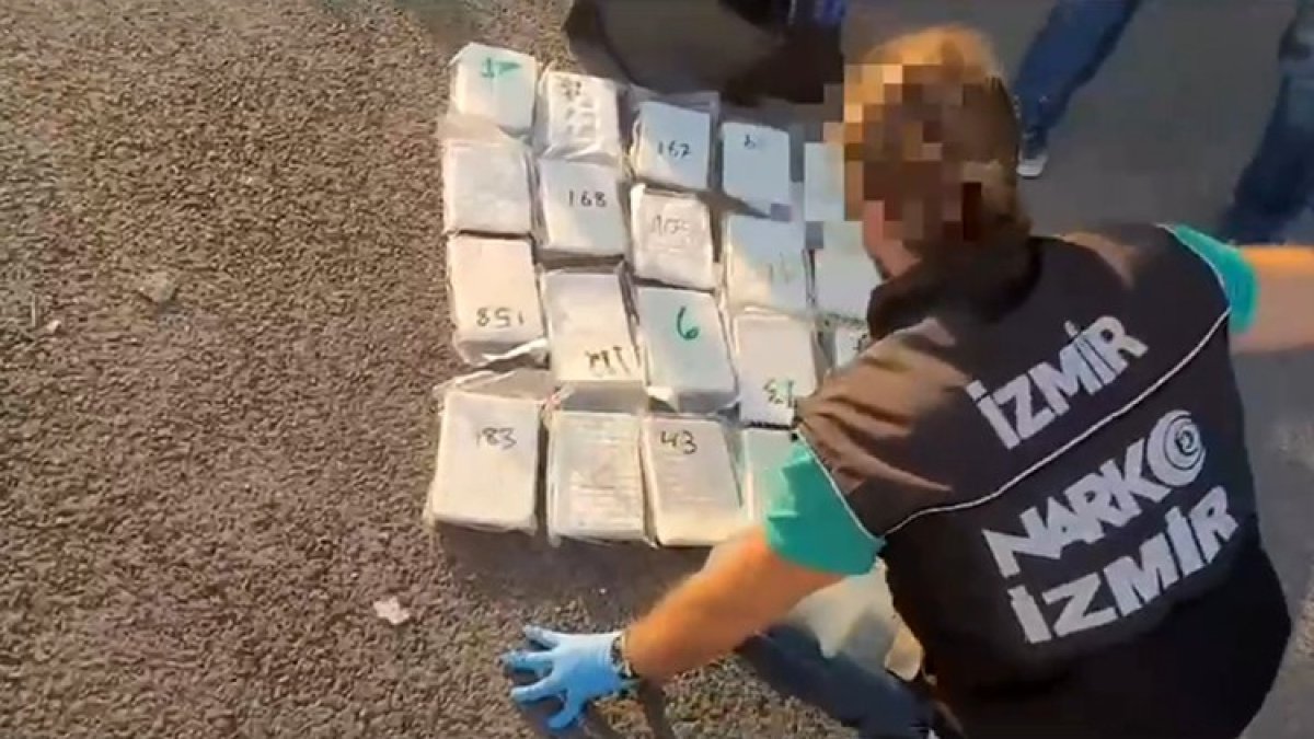 İzmir'de takibe alınan araçtan kilo kilo kokain çıktı