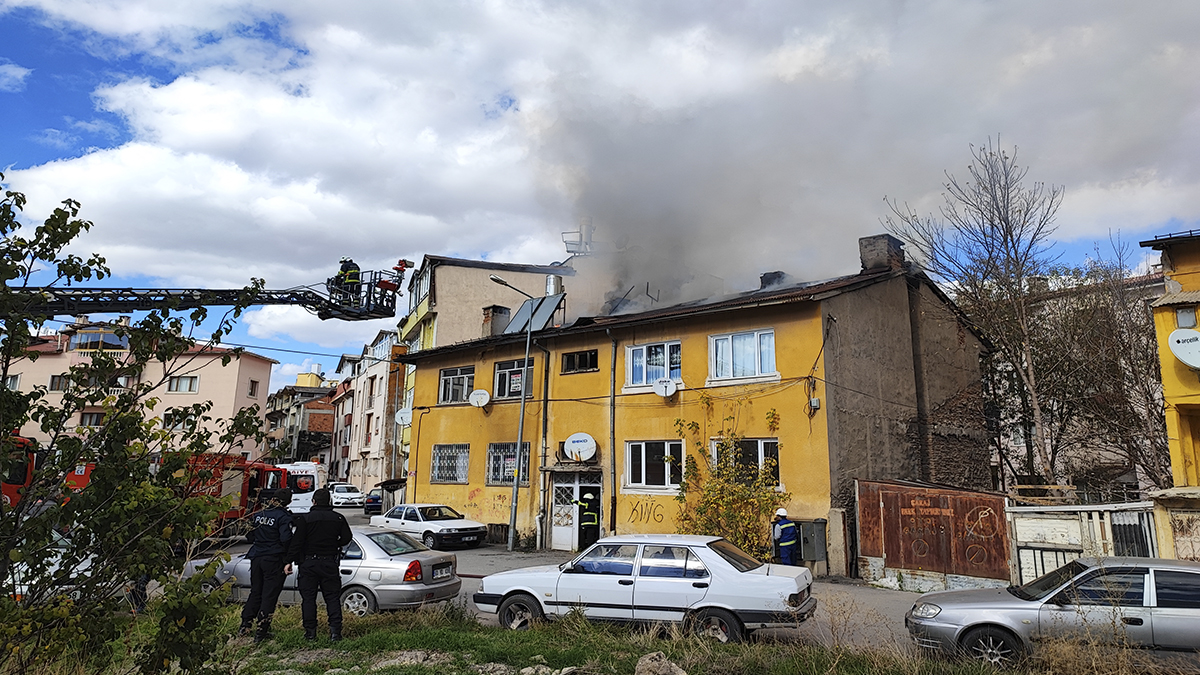 Sivas’ta binanın çatısında çıkan yangın paniğe neden oldu
