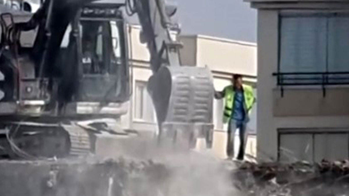 Adana'da ilginç görüntü: Bina yıkılırken o damda dans etti
