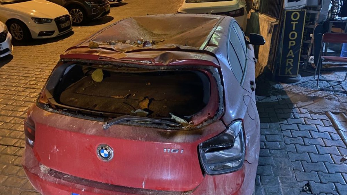 Beyoğlu'nda metruk binadan dökülen taşlar 3 aracı pert etti