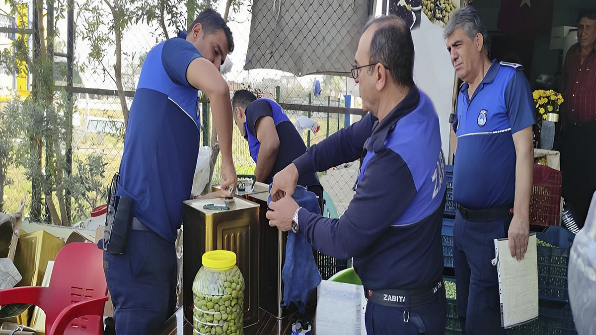 Tarsus'ta 350 litre sahte zeytinyağı ele geçirildi