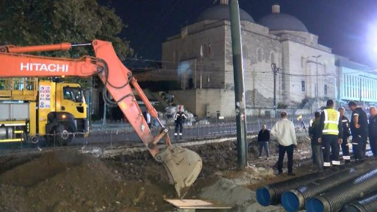 Fatih'te iş makinesi tramvay hattının tellerini kopardı