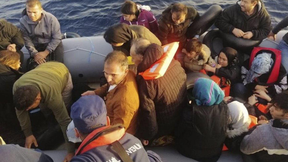 Yunanistan'ın geri ittiği 132 kaçak göçmen kurtarıldı
