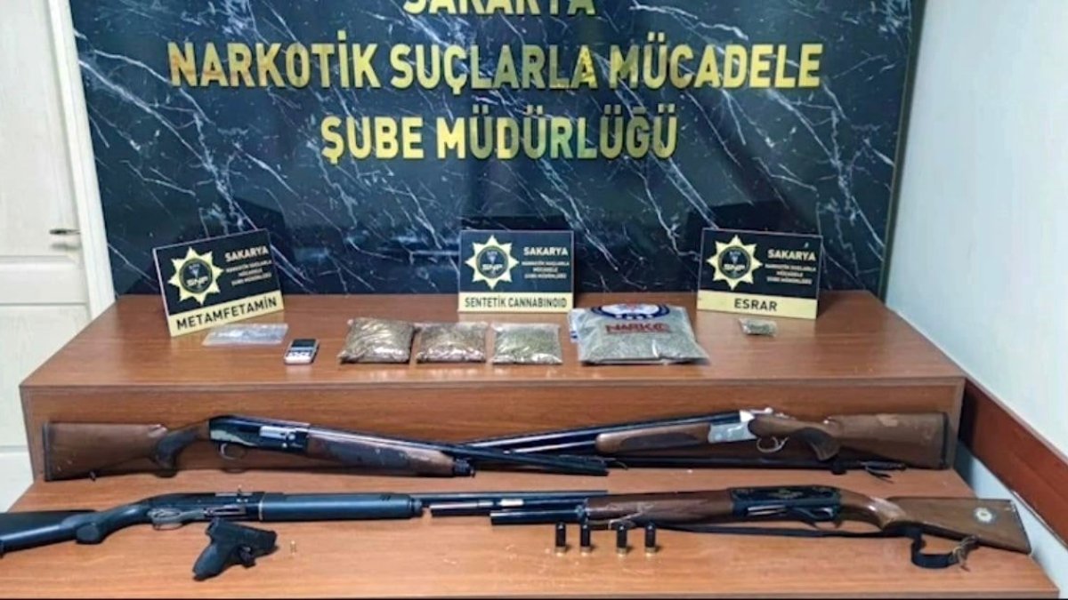 Sakarya’da özel harekat destekli uyuşturucu operasyonu: 14 gözaltı