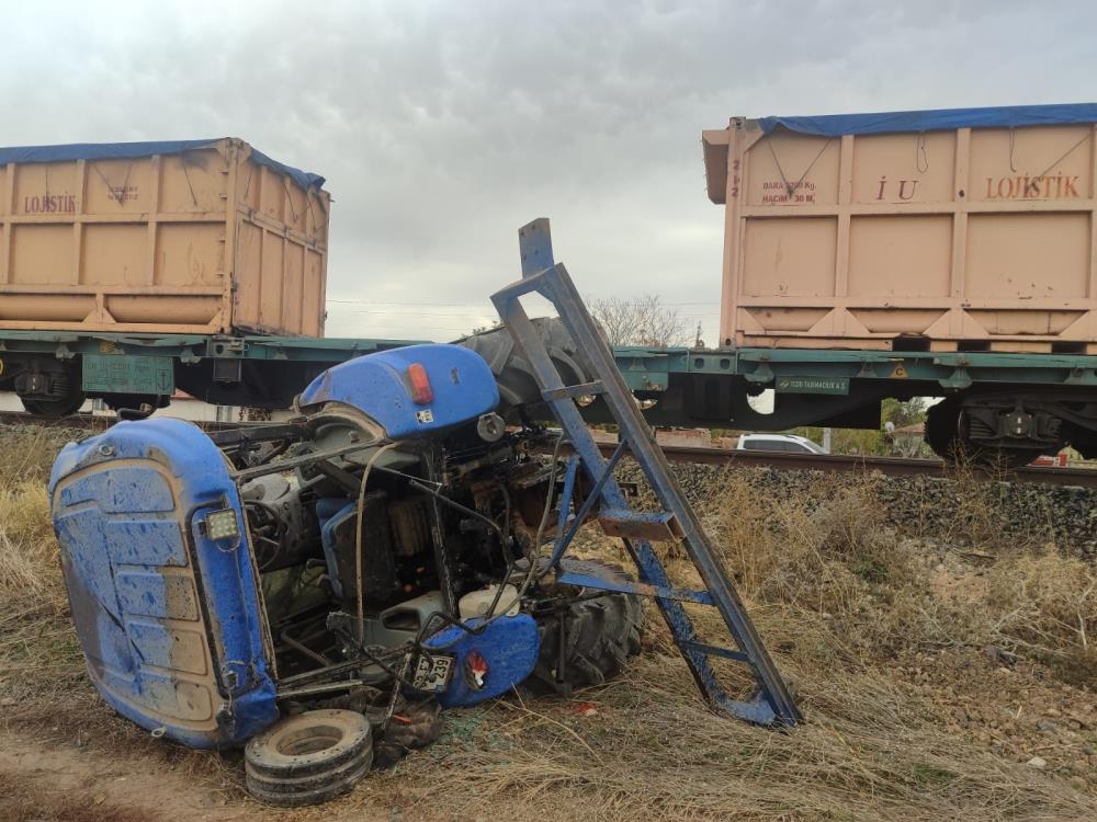 Yük trenini traktöre çarptı: 1 ölü, 1 yaralı