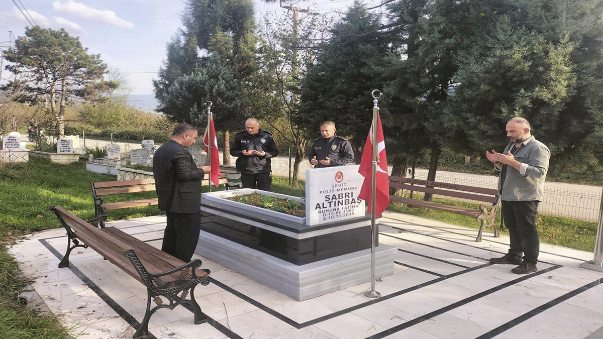 Şehit polisi meslektaşları mezarı başında andı
