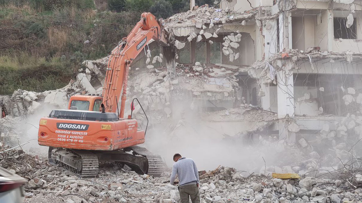 Hatay'da 6 bina yıkıldı