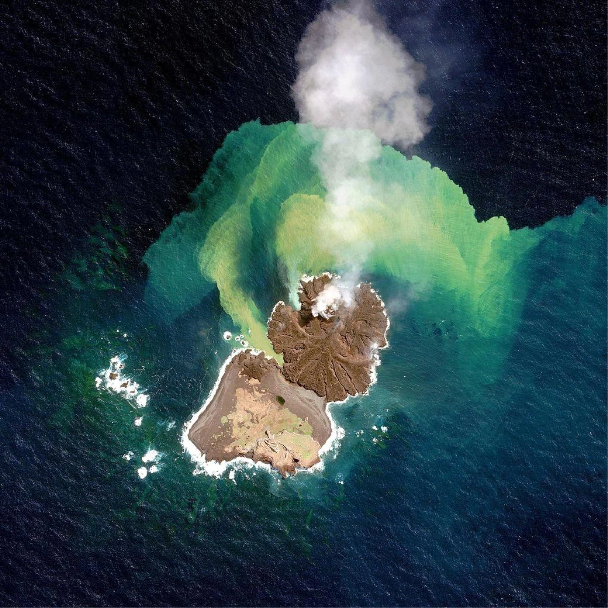 O ülkede deniz altı yanardağı patlamasıyla yeni ada oluştu