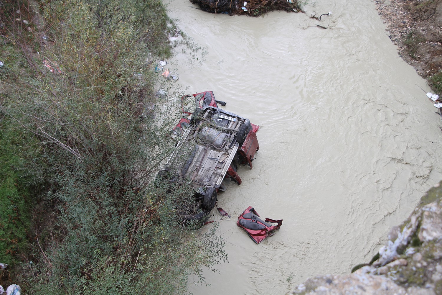 Gediz Nehri'ne uçan araçta 3 kişi hayatını kaybetti