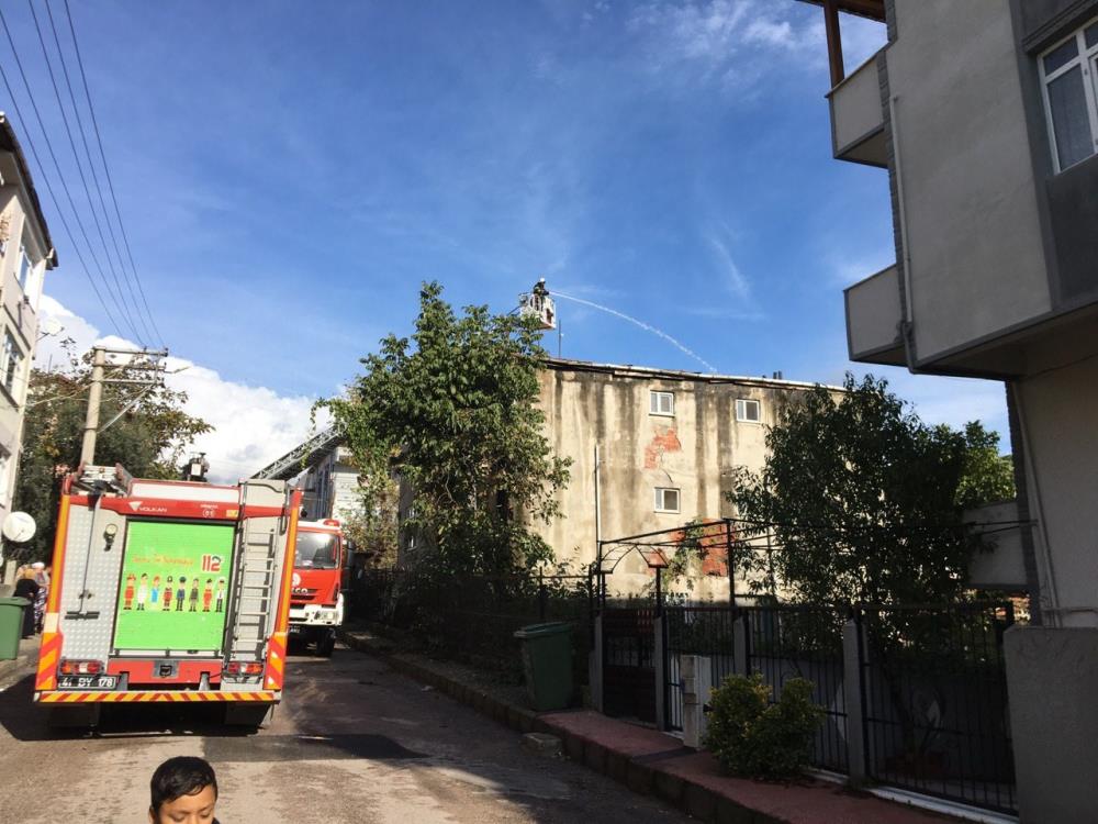 Kocaeli'de 3 katlı binada yangın çıktı