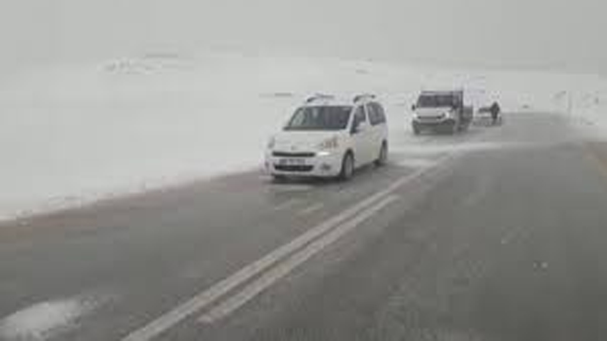 Erzurum Tekman karayolunda kar yağışı etkili oldu