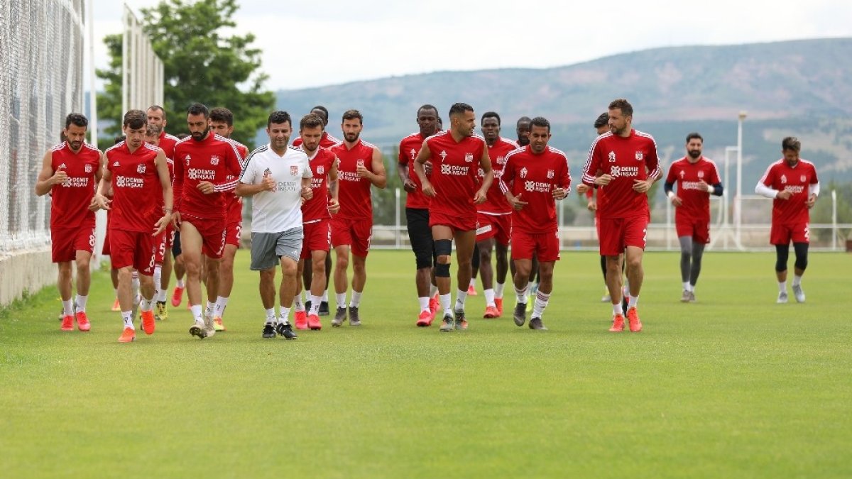Sivasspor'dan 5 futbolcu, ülkelerinin milli takımlarına davet edildi