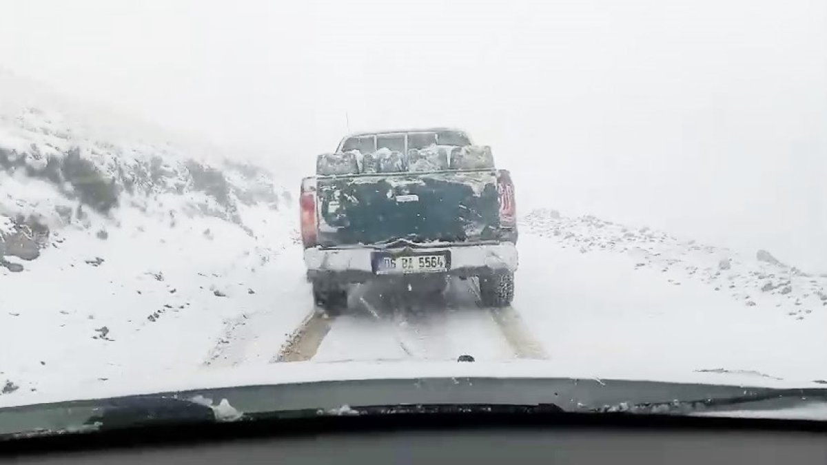 Erzurum'daki Tekman karayolunda kar yağışı sürücülere zorlu anlar yaşattı