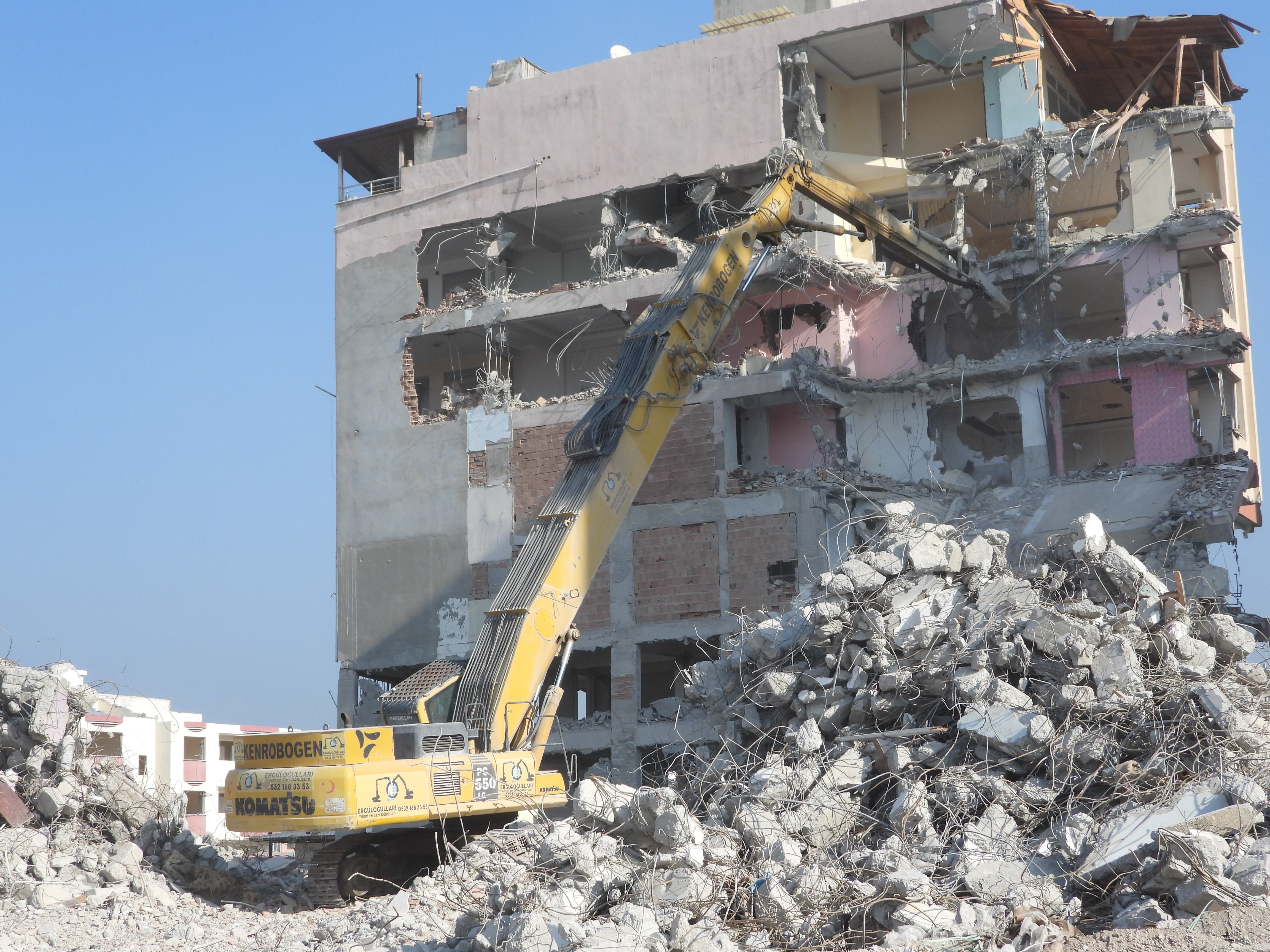 Depremden etkilenen binalar kontrollü olarak yıkılıyor
