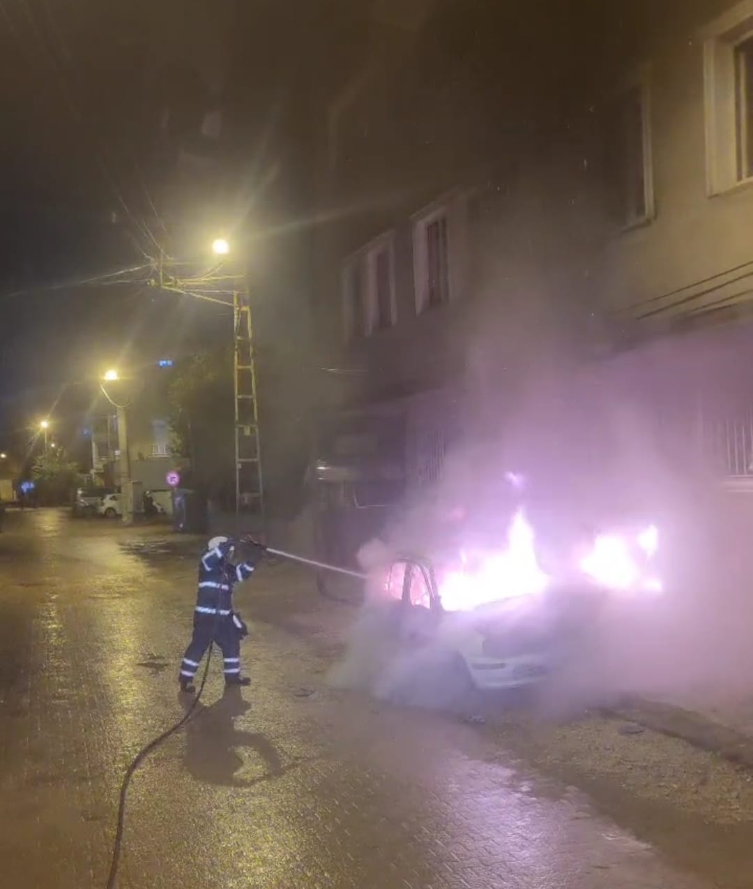 Batman’da seyir halindeki otomobil alev alev yandı