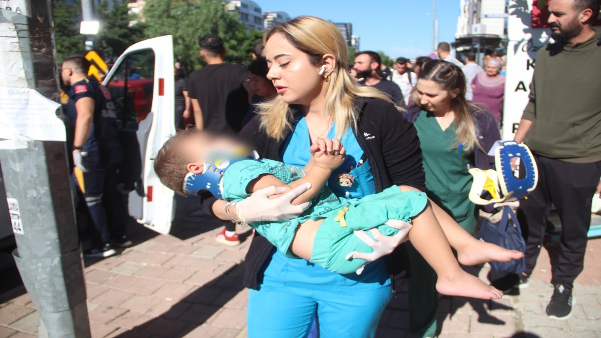 Antalya'da otomobil alt geçit girişindeki levhaya çarpması sonucu 5'i çocuk 6 kişi yaralandı