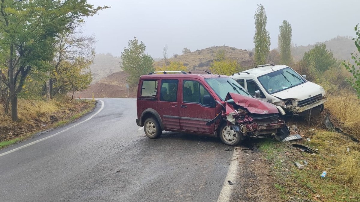 Adıyaman'da iki hafif ticari araç çarpıştı 9 yaralı