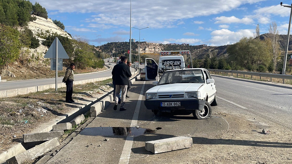 Kontrolden çıkan otomobil bariyere vurdu