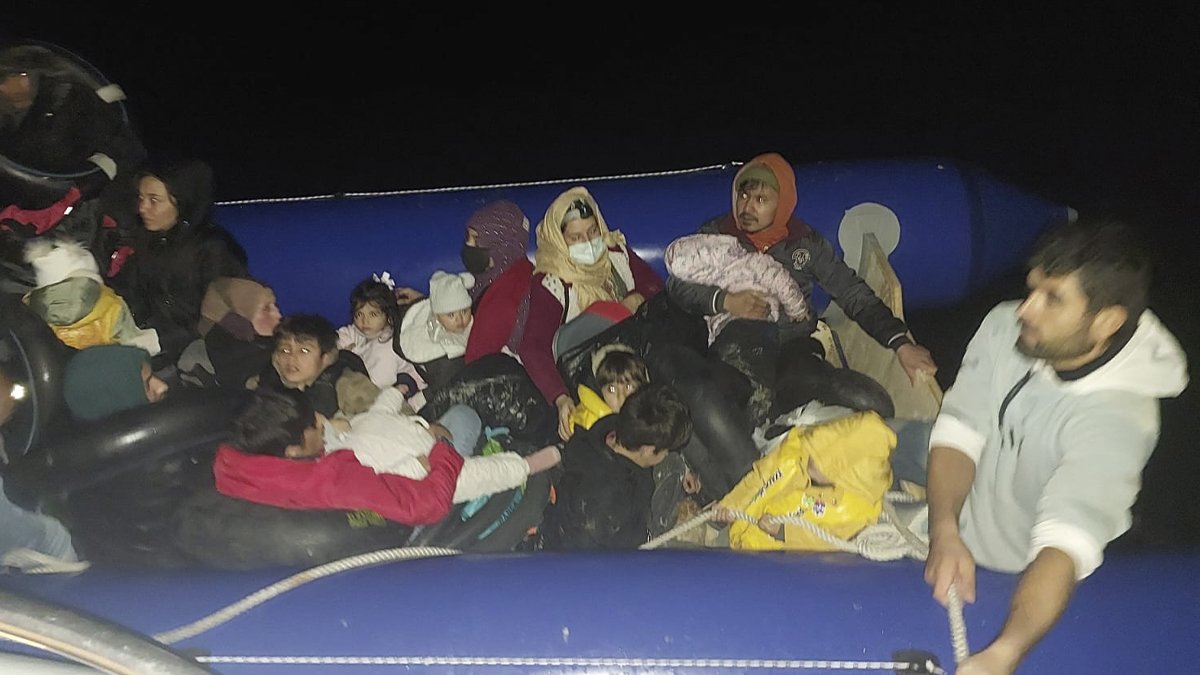 İzmir'de onlarca kacak göçmen kurtarıldı