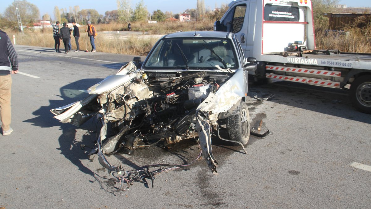 Konya'da kontrolden çıkan otomobil karşı şeritteki otomobille çarpıştı