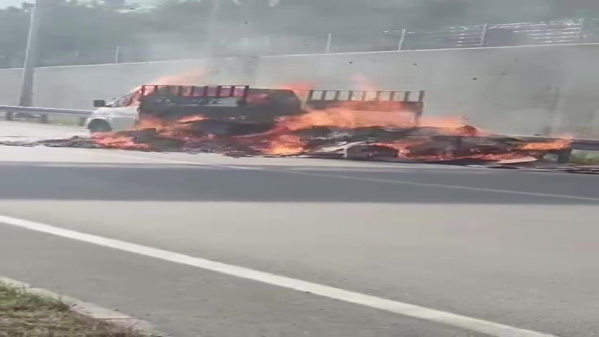 Amasya'da atık karton yüklü pikap yolun ortasında yandı