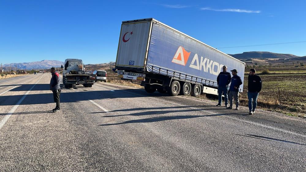Ankara'da TIR yoldan çıktı: 1 yaralı