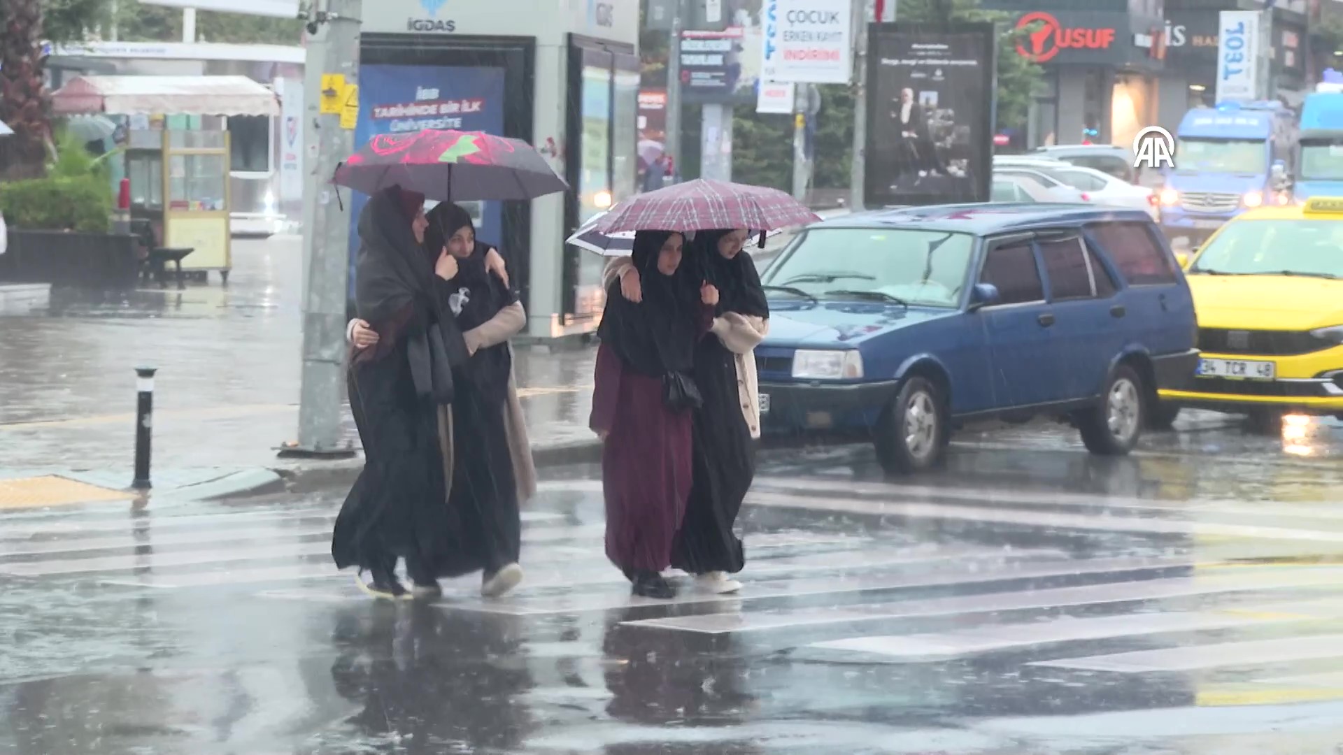 İstanbul'da sağanak yağış zor anlar yaşattı