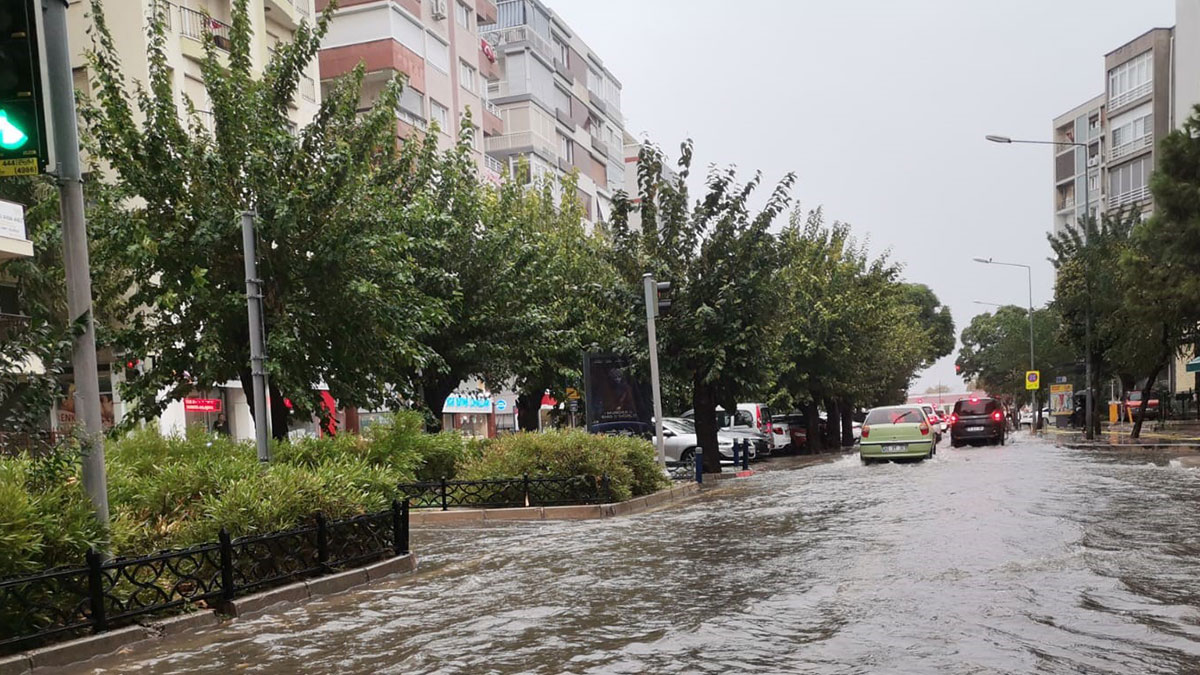 İzmir'de sağanak yağış etkili oluyor 'Cadde ve sokaklar göle döndü'