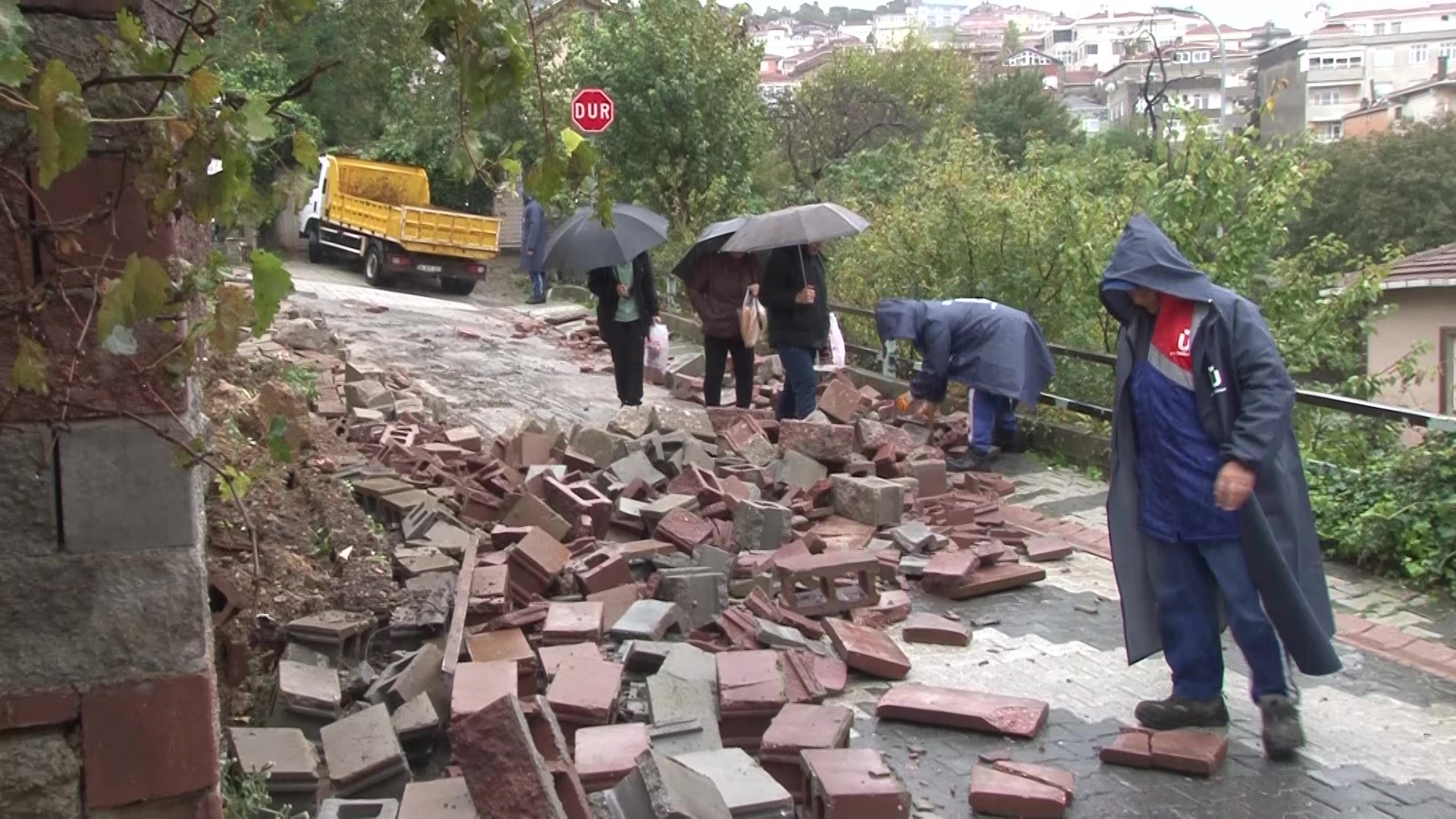 Sağanak yağış nedeniyle Üsküdar’da bahçe duvarı çöktü