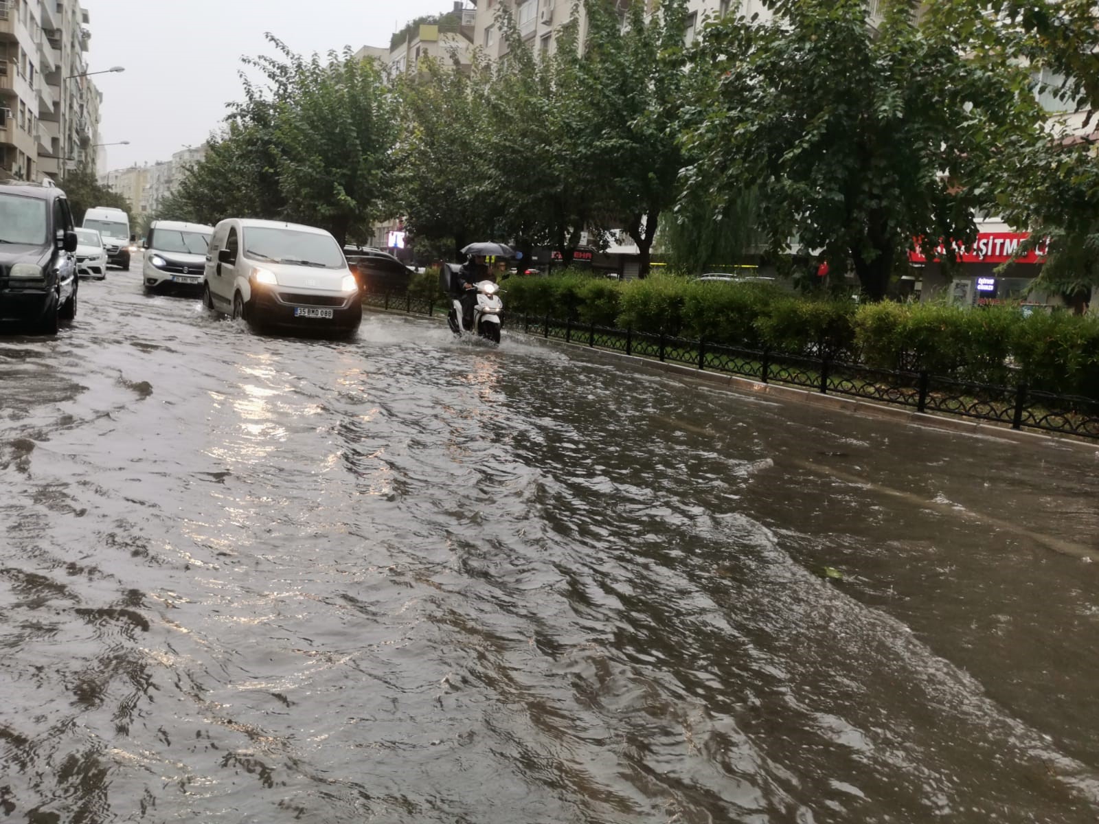 İzmir'de sağanak caddeleri göle çevirdi