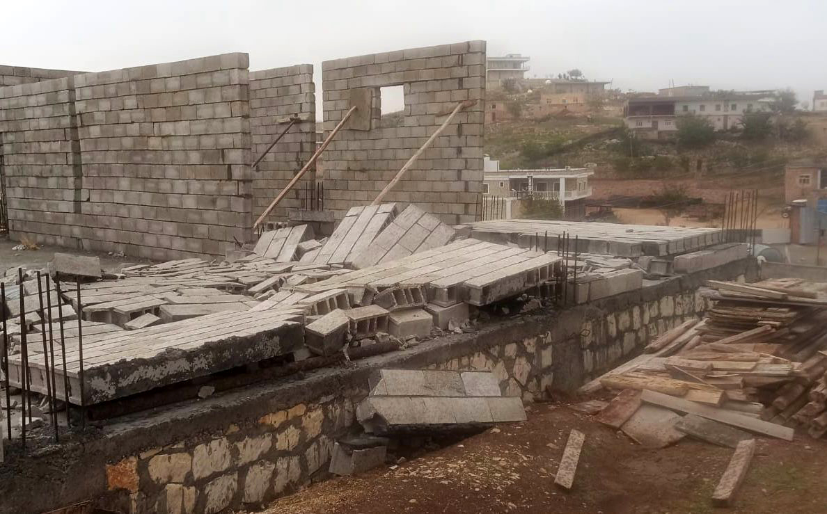 Mardin'de şiddetli rüzgarda ev yıkıldı