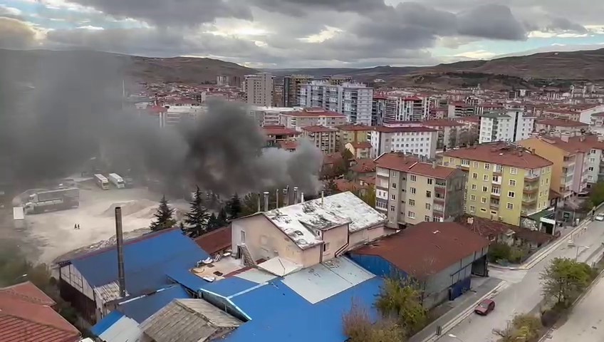 Çankırı'da iki katlı ev yandı