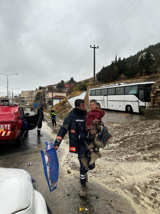Mardin'de çamura saplanan çocuğu itfaiye kurtardı