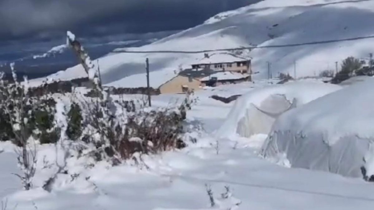 Ağrı’da köyler kar altında