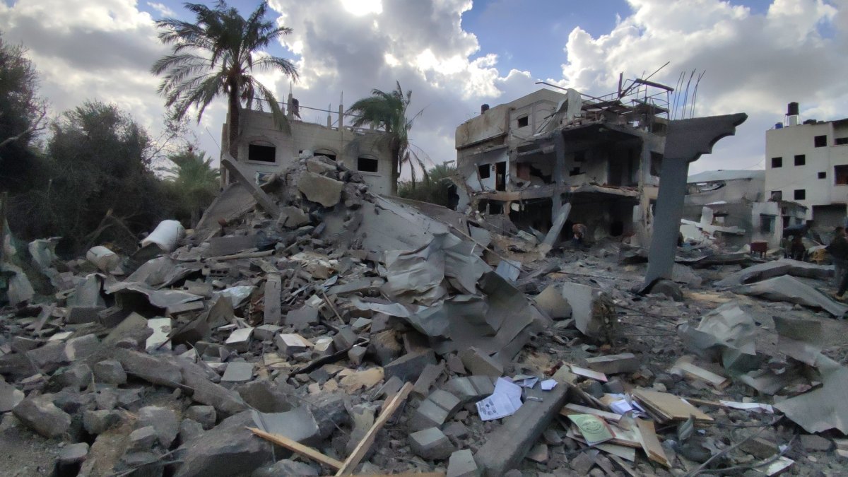 İsrail Gazze'de sivil yerleşim yerini vurdu