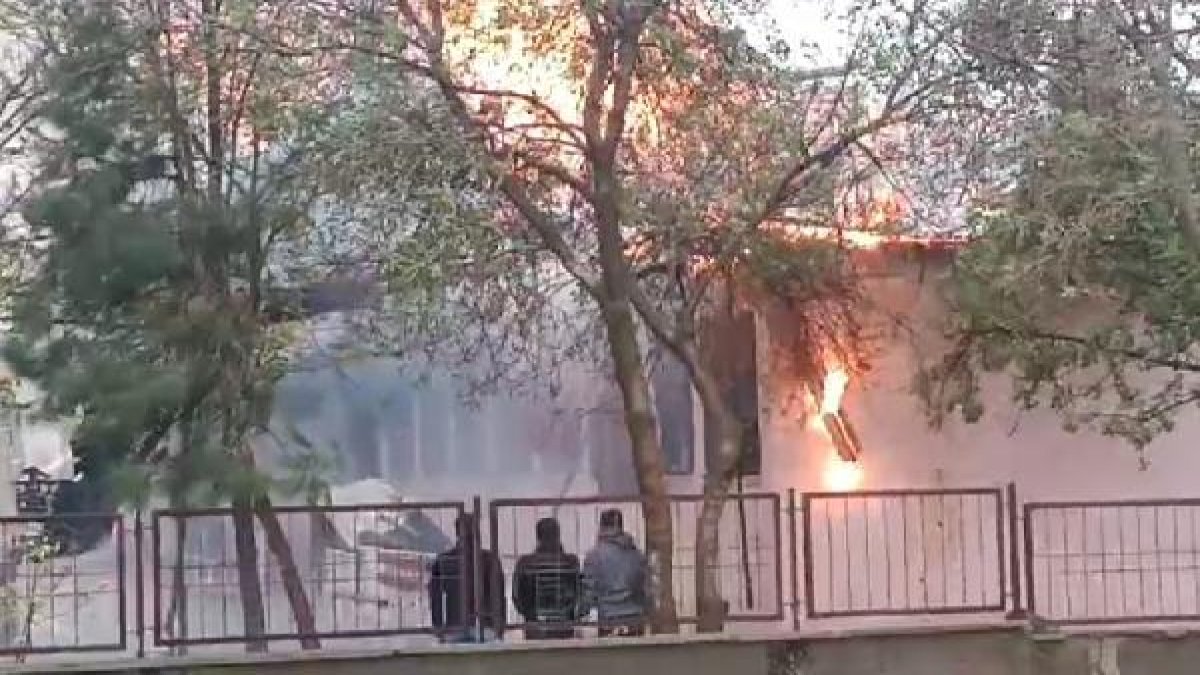 Okul çatısında yangın 300 öğrenci tahliye edildi