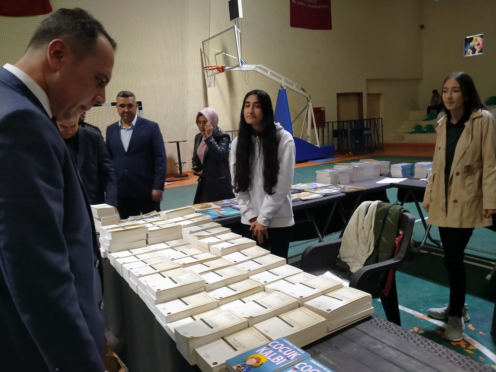 Erzin'de kitap fuarı açıldı