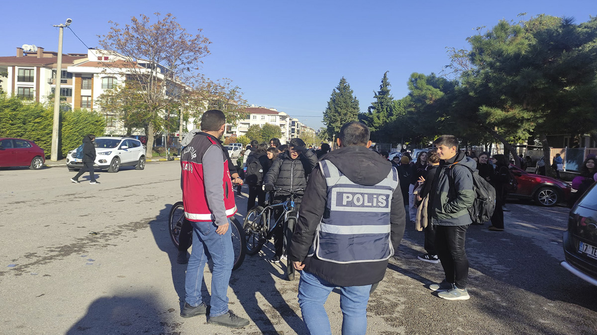 Polis öğrencileri korumaya yönelik uygulama yaptı